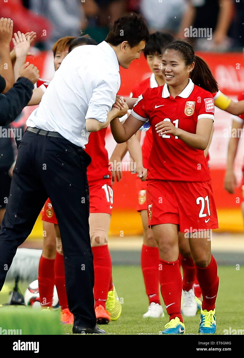Edmonton, Canada. 11 Giugno, 2015. Wang Lisi (R) della Cina scuote le mani con Hao Wei, allenatore della Cina, dopo aver vinto un gruppo una partita contro i Paesi Bassi al 2015 FIFA Coppa del mondo femminile in Edmonton, Canada, 11 giugno 2015.La Cina ha vinto 1-0. Credito: Wang Lili/Xinhua/Alamy Live News Foto Stock