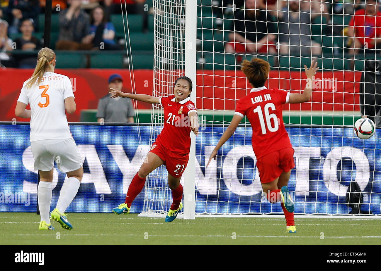 Edmonton, Canada. 11 Giugno, 2015. Wang Lisi (C) della Cina celebra rigature durante il gruppo una corrispondenza tra la Cina e i Paesi Bassi al 2015 FIFA Coppa del mondo femminile in Edmonton, Canada, 11 giugno 2015.La Cina ha vinto 1-0. Credito: Wang Lili/Xinhua/Alamy Live News Foto Stock