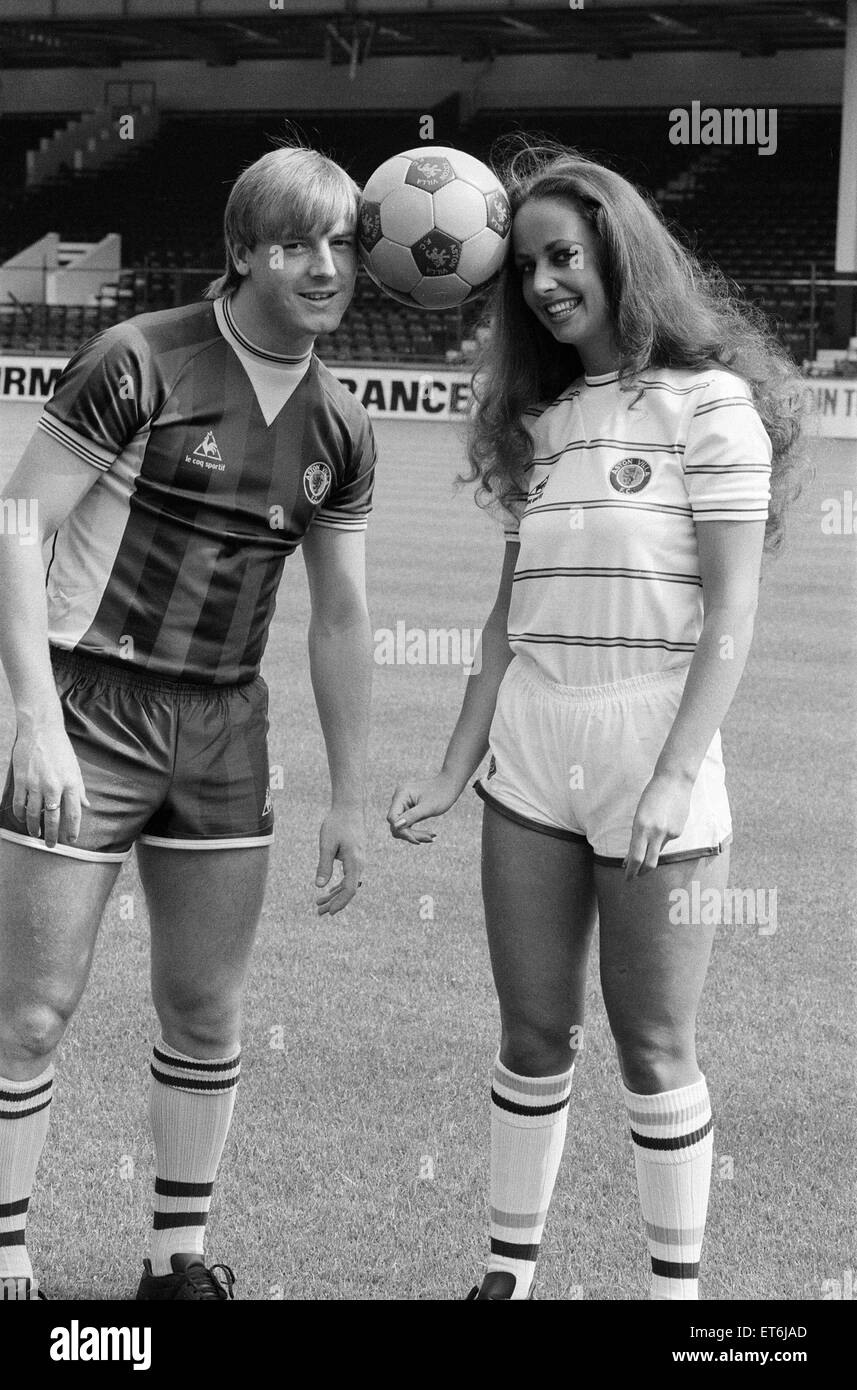 Steve McMahon, Aston Villa Football Player, 1983-1985. Foto-call indossando il nuovo club striscia, e fotografato con modello, Angela Taylor, Villa Park, 18 luglio 1983. Foto Stock