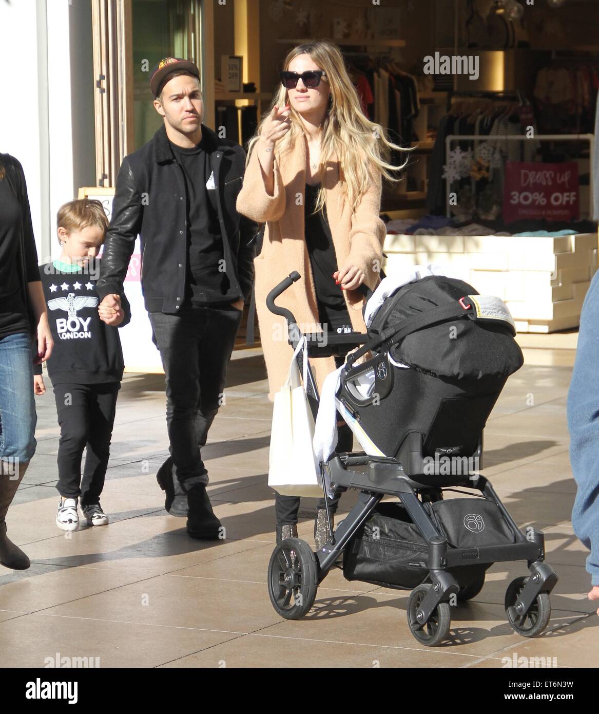 Pete Wentz prende la sua famiglia lo shopping al Grove con: Pete Wentz, Mowgli Bronx Wentz, Saint Lazslo Wentz, Meagan Camper dove: Hollywood, California, Stati Uniti quando: 13 Dic 2014 Credit: WENN.com Foto Stock