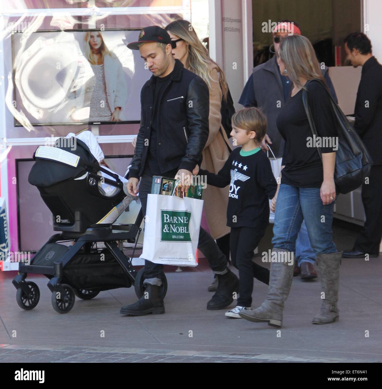 Pete Wentz prende la sua famiglia lo shopping al Grove con: Pete Wentz, Mowgli Bronx Wentz, Saint Lazslo Wentz, Meagan Camper dove: Hollywood, California, Stati Uniti quando: 13 Dic 2014 Credit: WENN.com Foto Stock