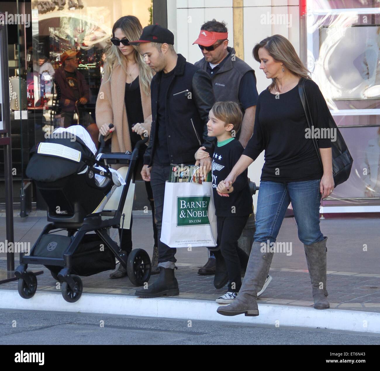 Pete Wentz prende la sua famiglia lo shopping al Grove con: Pete Wentz, Mowgli Bronx Wentz, Saint Lazslo Wentz, Meagan Camper dove: Hollywood, California, Stati Uniti quando: 13 Dic 2014 Credit: WENN.com Foto Stock