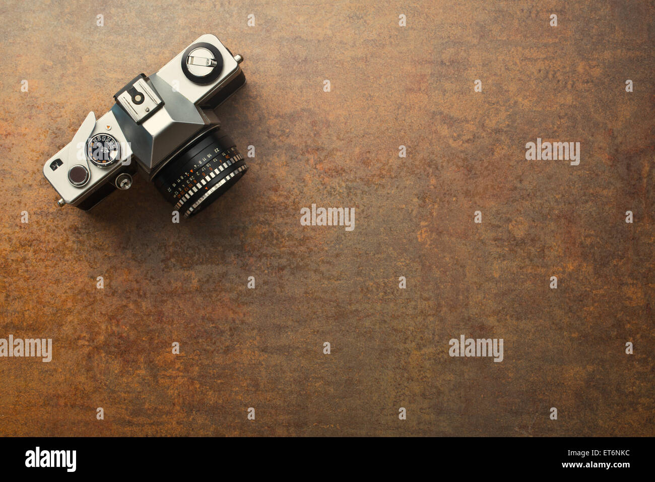 Vecchia telecamera analogica su sfondo arrugginito Foto Stock