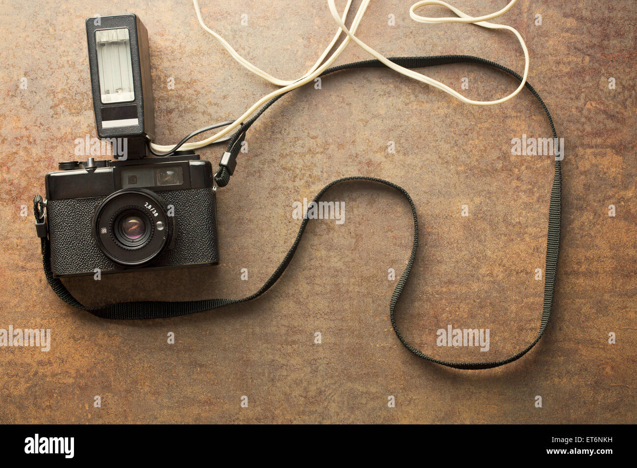 La vecchia telecamera analogica con flash Foto Stock