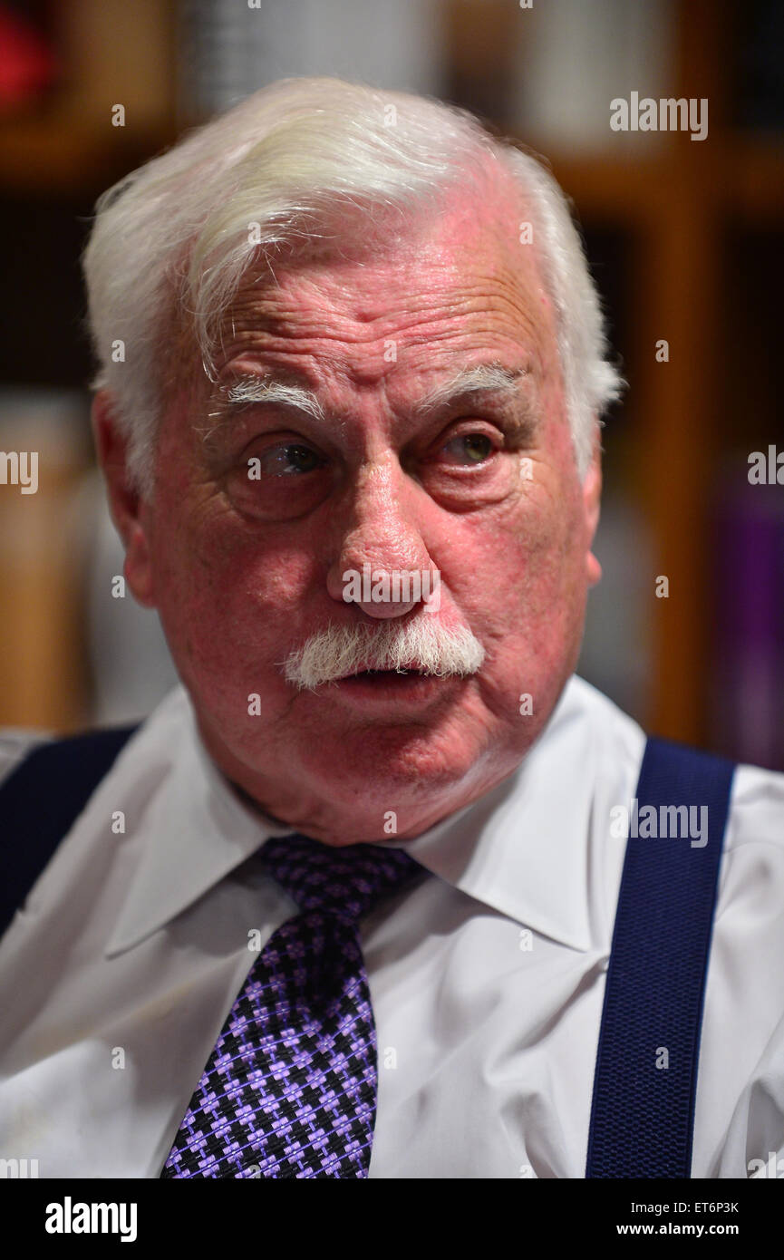 Howard Schnellenberger segni le copie del suo libro intitolato "passando la torcia' a libri e libri con: Howard Schnellenberger dove: Coral Gables, Florida, Stati Uniti quando: 13 Dic 2014 Credit: Fotografia JLN/WENN.com Foto Stock