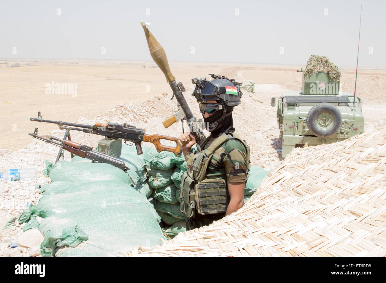 Peshmerga fighters pronti al Rash linea anteriore contro ISIS sulla periferia di Mosul. Il Peshmerga ha preso il controllo del vicino checkpoint dopo i militari iracheni fuggiti Mosul il 10 giugno. Questa unità è venuto sotto attacco razzo venerdì perdere uno e il ferimento di altre nove compagni soldati. Foto Stock