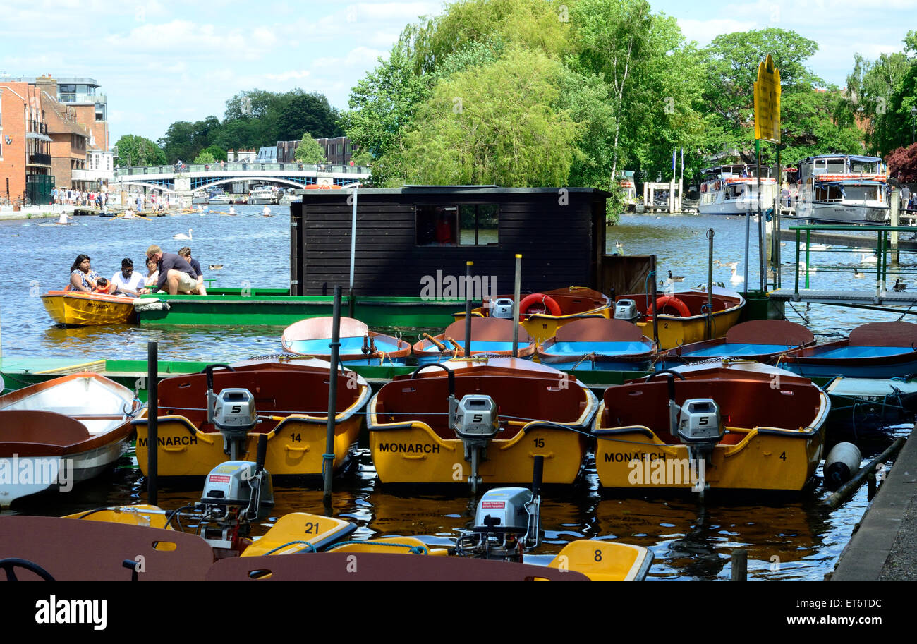 Gommoni con motori fuoribordo linea fino in attesa di essere ingaggiato dal trippers giorno. Foto Stock