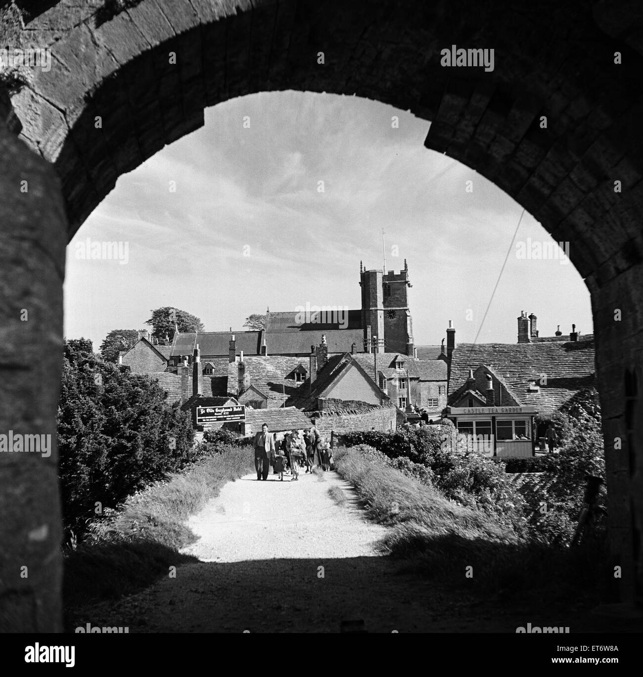 Corfe Castle village, Dorset. Circa 1952. Foto Stock