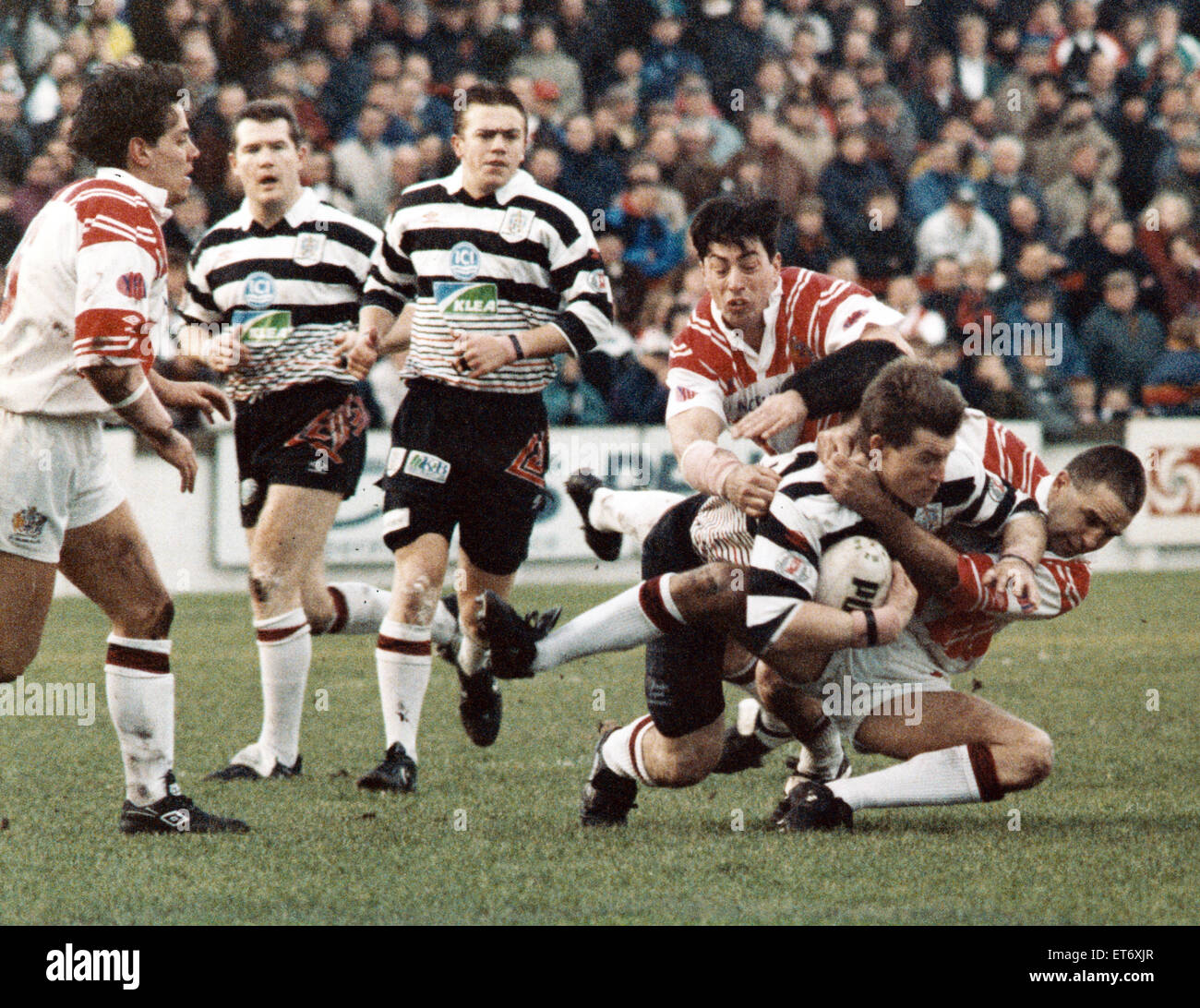 Santi v Widnes partita di rugby - John Devereaux ben tenuto da Paolo Loughlin e Shane Cooper. Il 2 gennaio 1994. Foto Stock