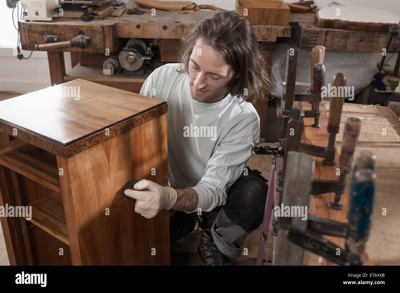 Carpenter lucidatura francese cassetto in legno in officina, Baviera, Germania Foto Stock