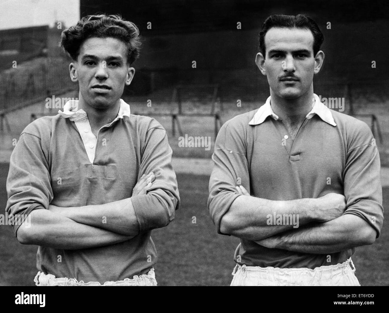 George Hardwick, Middlesbrough FC Player, 1937-1950, e Inghilterra Player capitano, 1946-1948, raffigurato, 22 ottobre 1946. Anche nella foto, Marrone J. Foto Stock