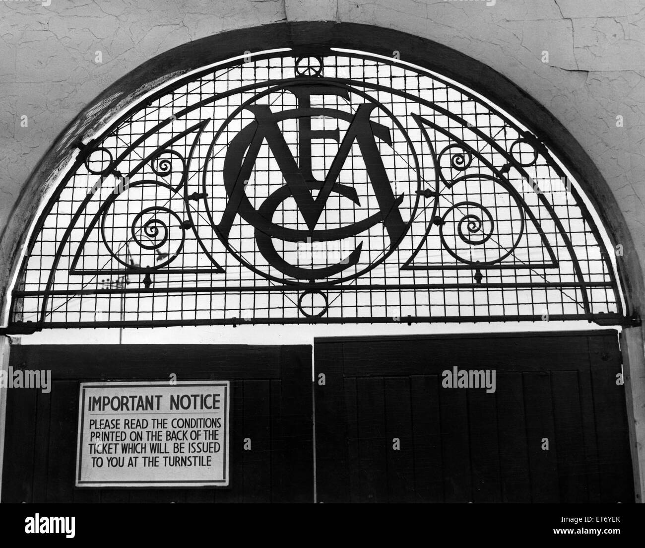 Ingresso al Belle Vue Speedway Stadium di Manchester. La sigla in archway stand per Manchester Football Club. Il 30 ottobre 1964. Foto Stock