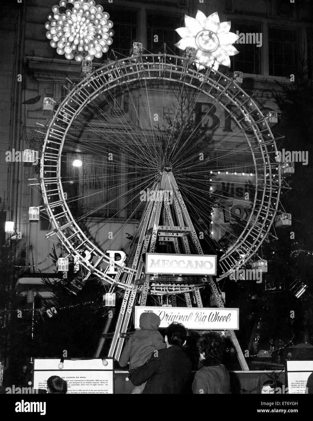 La replica della viennese di grande ruota in Clayton Square, durante il tempo di Natale. Liverpool, Merseyside. Un avviso che dà technicla dati per questa replica ha tutte le sue misurazioni in metri. 19 dicembre 1966. Foto Stock
