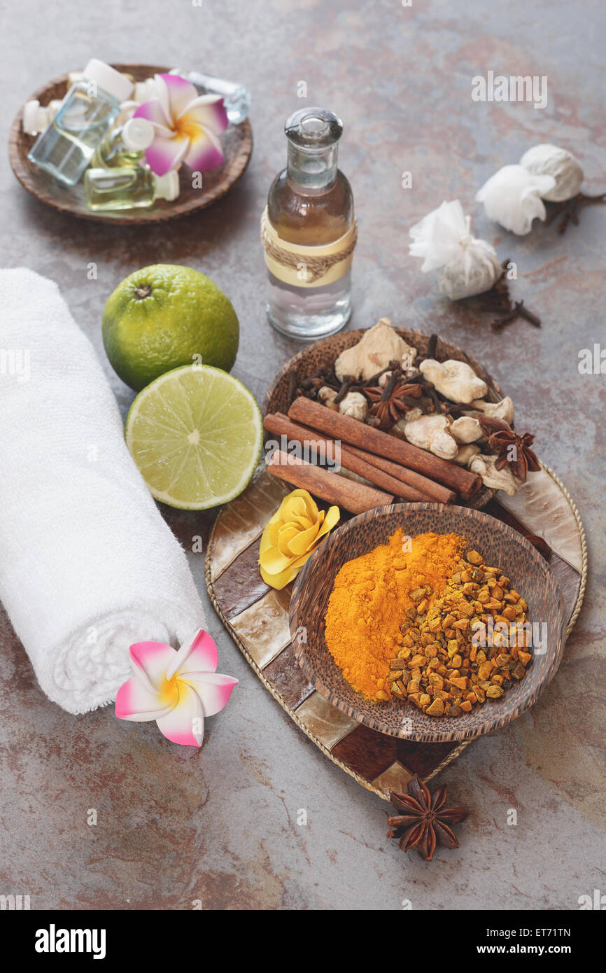 Spa. Jamu spa indonesiano, ingredienti freschi. Alcune delle tradizionali spezie indonesiane utilizzate in Jamu trattamenti spa. Foto Stock