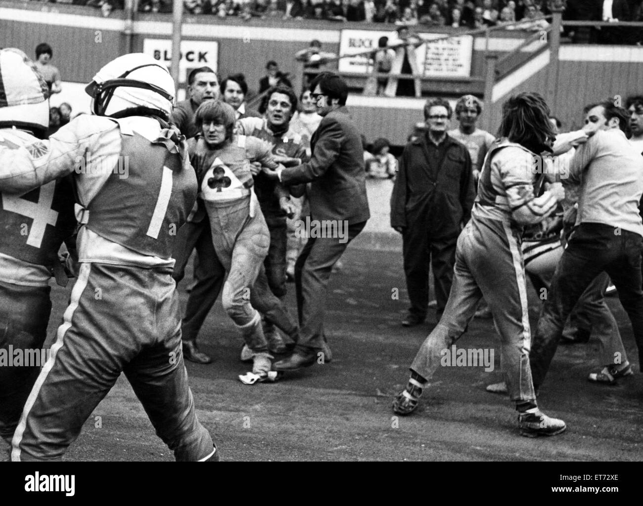 Questa è stata la scena al Belle Vue dopo un incredibile effetto flare-up in Aces match contro Leicester. Qui Leicester skipper Ray Wilson (No1) tiene il suo compagno di squadra Alan Cowland (n. 4), mentre i funzionari trattenere Belle Vue rider Alan Wilkinson. 11 luglio 1971. Foto Stock