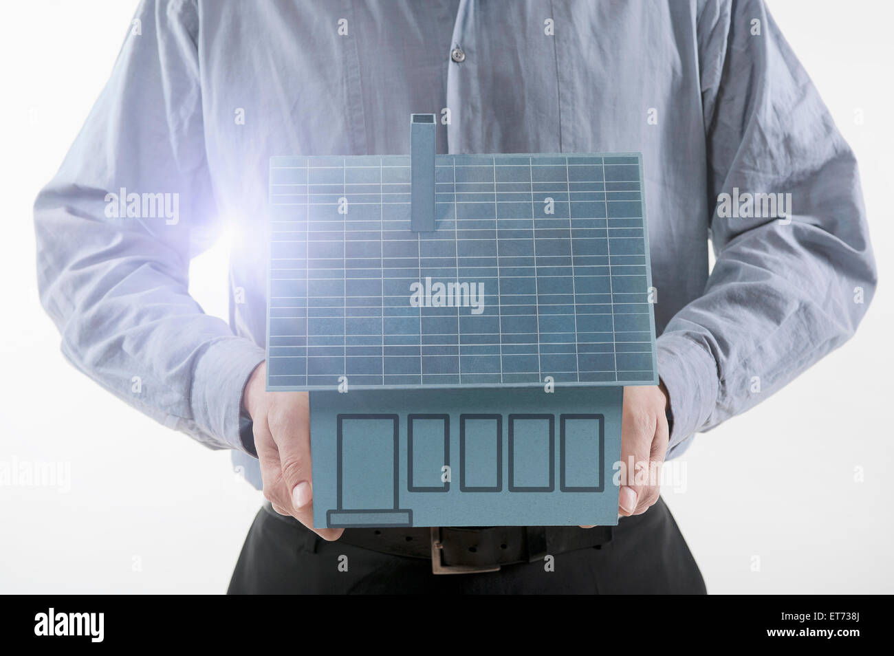 Agente immobiliare che mostra casa da sogno, Baviera, Germania Foto Stock