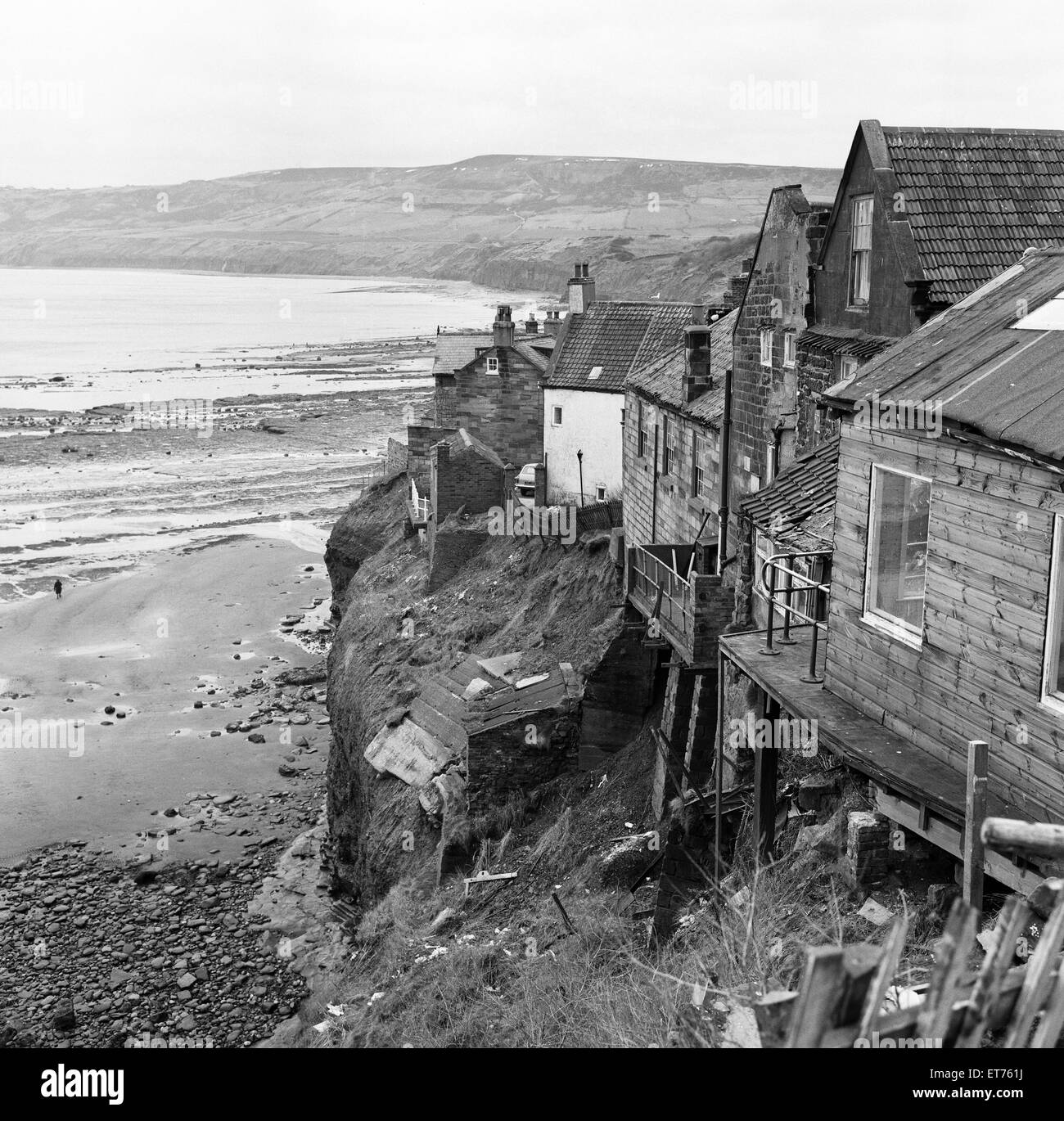 Puntellare le case sulla scogliera a Robin Hood's Bay, North Yorkshire. Il 3° marzo 1970. Foto Stock