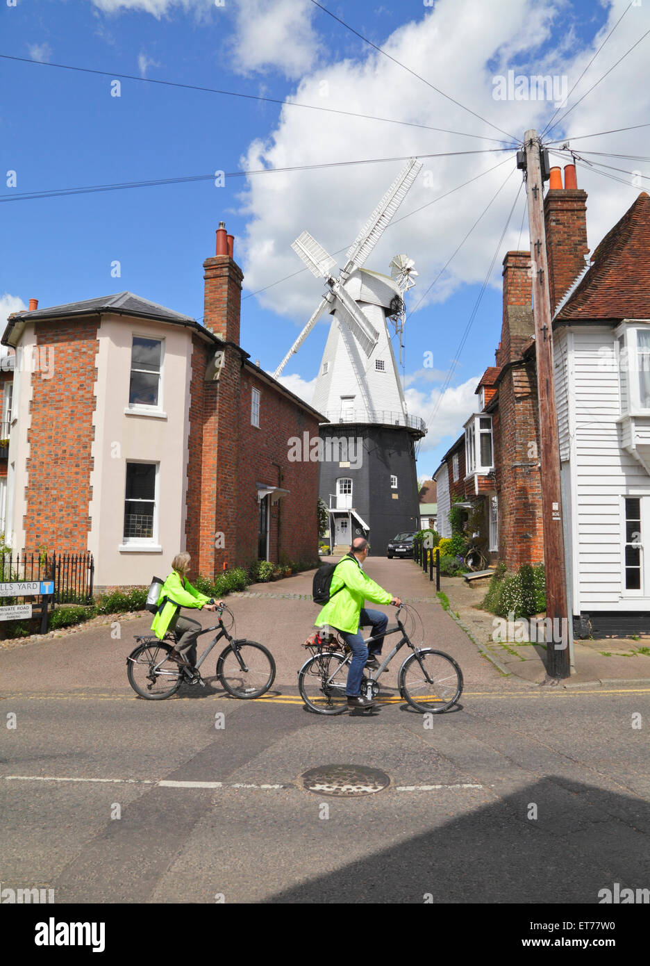 Due ciclisti in sella dall'Unione Mulino a Vento a Cranbrook, Kent, England, Regno Unito Foto Stock