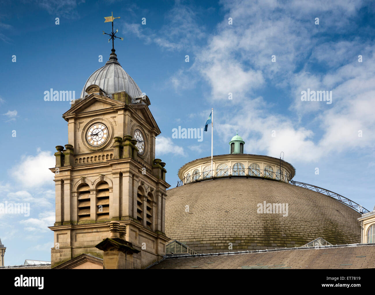 Regno Unito, Inghilterra, Derbyshire, Buxton, l'università: alcuni dati statistici di Derby Devonshire la cupola e la torre dell orologio Foto Stock