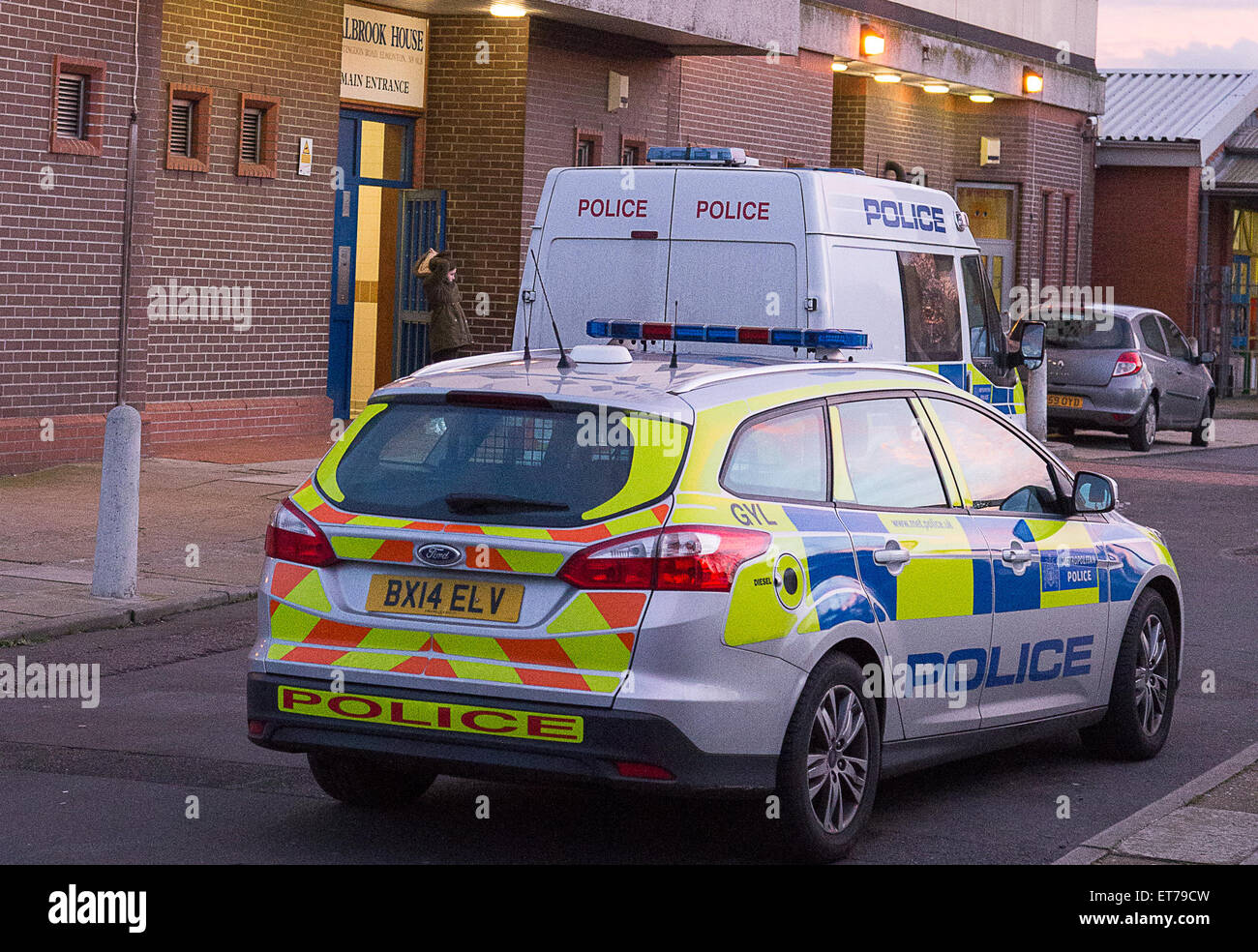 Il raid della polizia un indirizzo in Edmonton, a nord di Londra in collegamento possibile con un fatale accoltellato che è accaduto nella zona lo scorso fine settimana (14Dic14) dotato di: atmosfera dove: Londra, Regno Unito quando: 17 Dic 2014 Credit: WENN.com Foto Stock