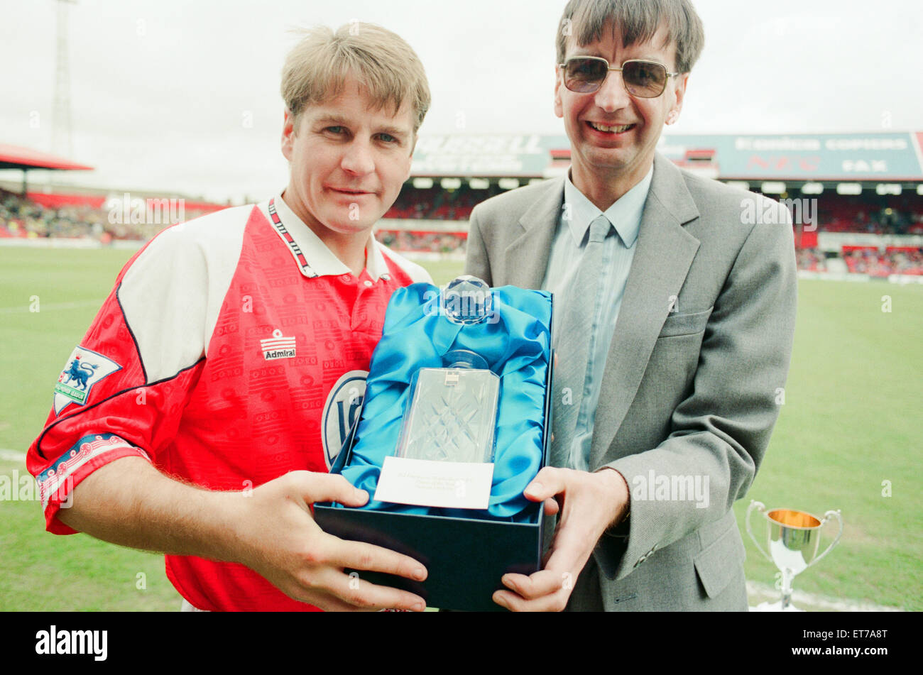 John Hendrie, Middlesbrough giocatore di calcio 1990-1996, receves l'ICI giocatore del premio di anno da Keith Stockdale, un Billingham opere empployee, a Ayresome Park, 9 maggio 1993. Foto Stock