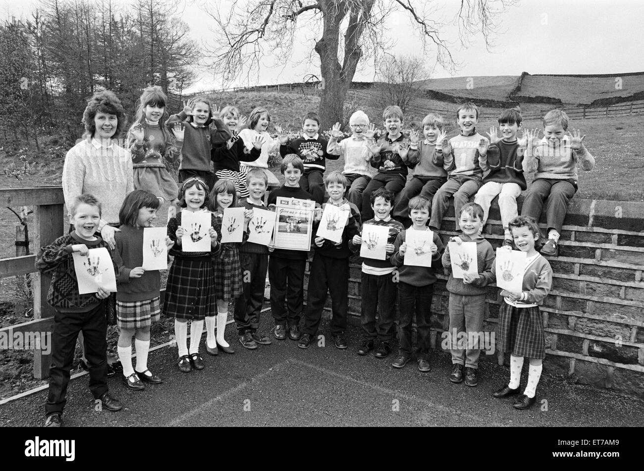 Dando una mano per aiutare gli animali sono questi alunni da Hepworth Junior e scuole materne. Circa 90 bambini dalla scuola dipinta una delle loro mani e stampato su un foglio di carta per il supporto di un Royal Society per la protezione degli animali campagna. Il Foto Stock