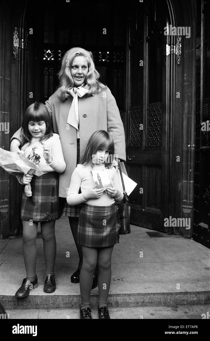 La signora Margo MacDonald, del Partito nazionale scozzese, MP per Glasgow Govan arrivarono a Londra oggi a prendere il suo posto alla House of Commons. Con lei erano due bambini, Zoe (6) e PETRA (8). Il 22 novembre 1973. Foto Stock