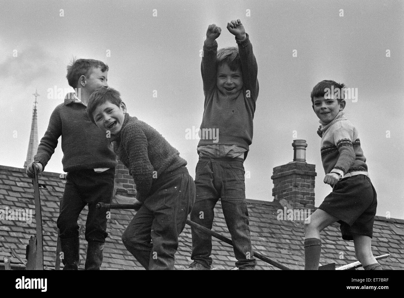 I bambini che vivono in no mans land, Belfast, Irlanda del Nord, 30 marzo 1971. Foto Stock