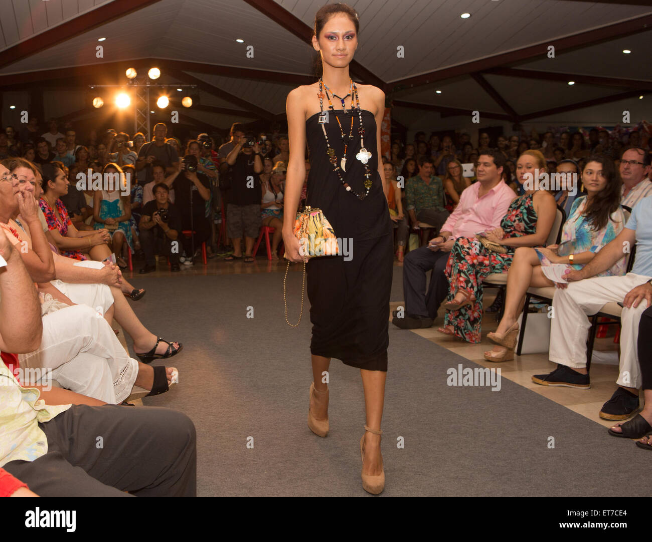 Papeete Polinesia Francese. 11 Giugno, 2015. Un modello a piedi la passerella a Tahiti Fashion Week di Papeete Polinesia Francese il Giovedì 11 Giugno, 2015. Credito: KELLY FAJACK/Alamy Live News Foto Stock