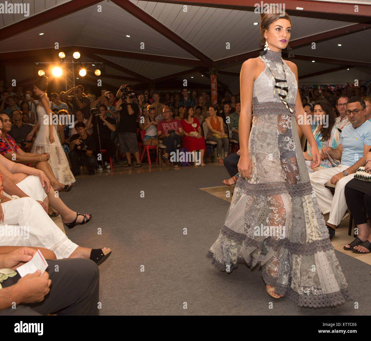 Papeete Polinesia Francese. 11 Giugno, 2015. I modelli da indossare Maruia "creazione" a Tahiti Fashion Week di Papeete Polinesia Francese il Giovedì 11 Giugno, 2015. Credito: KELLY FAJACK/Alamy Live News Foto Stock