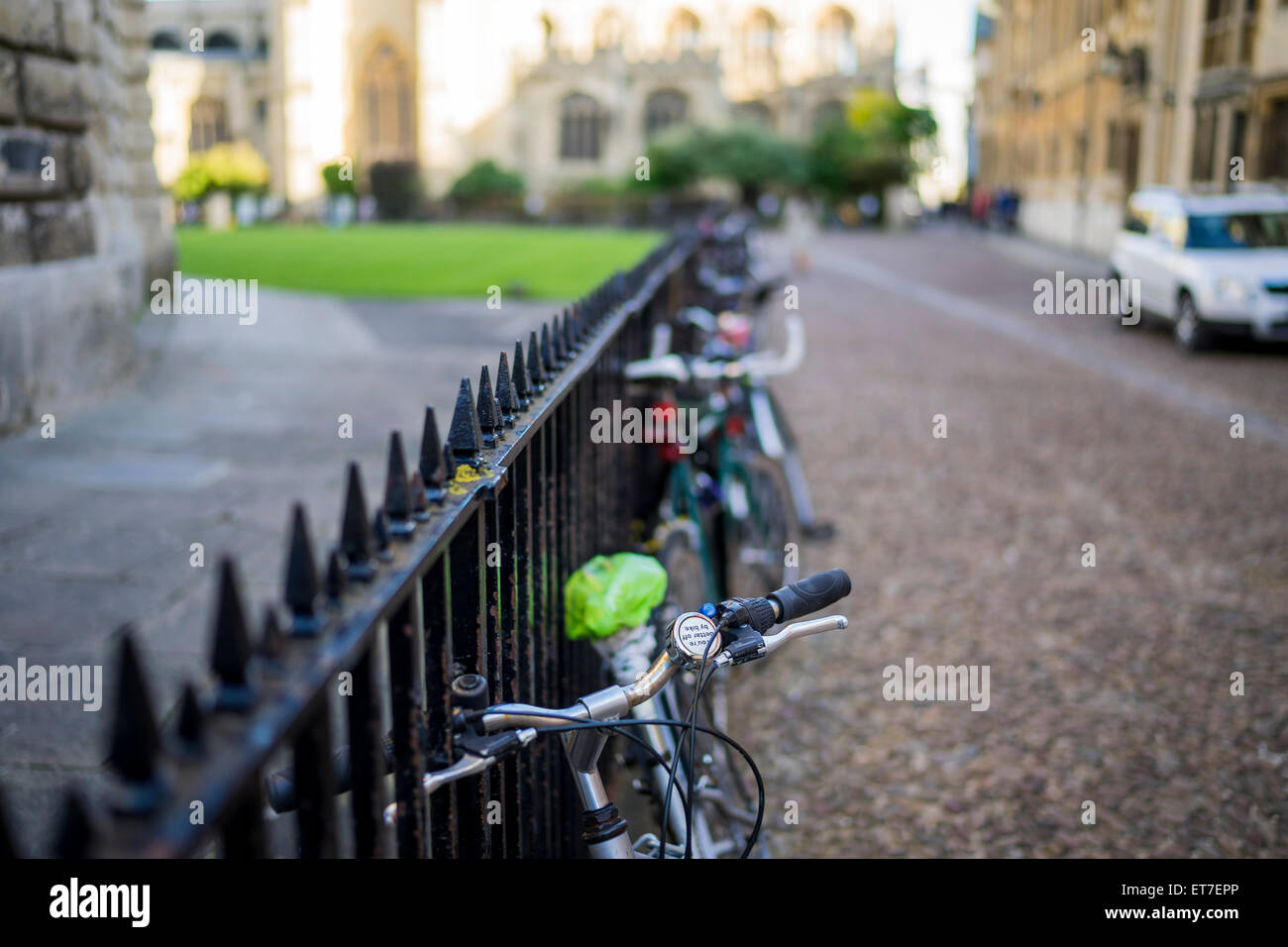 Biciclette in Oxford in estate da una libreria. Foto Stock