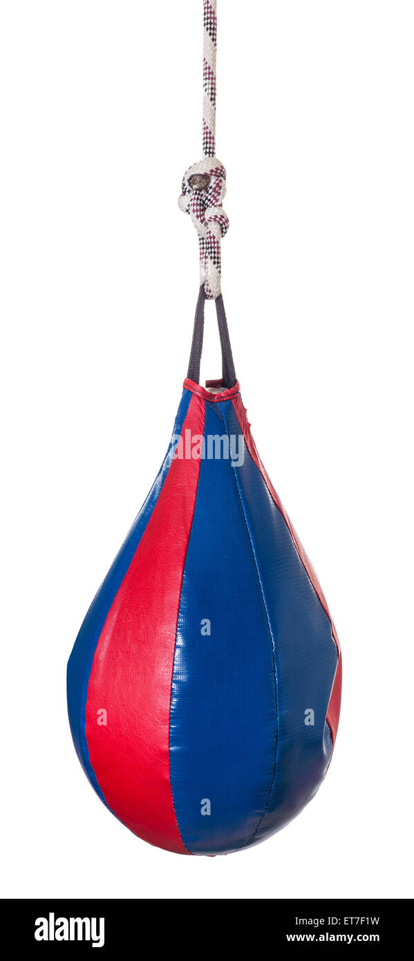 A pera velocità in pelle a sfere - Boxe Punch bag con dent in sciopero isolato su sfondo bianco Foto Stock