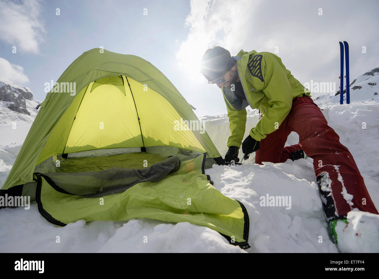 L'uomo costruire tenda nella neve, Tirolo, Austria Foto Stock