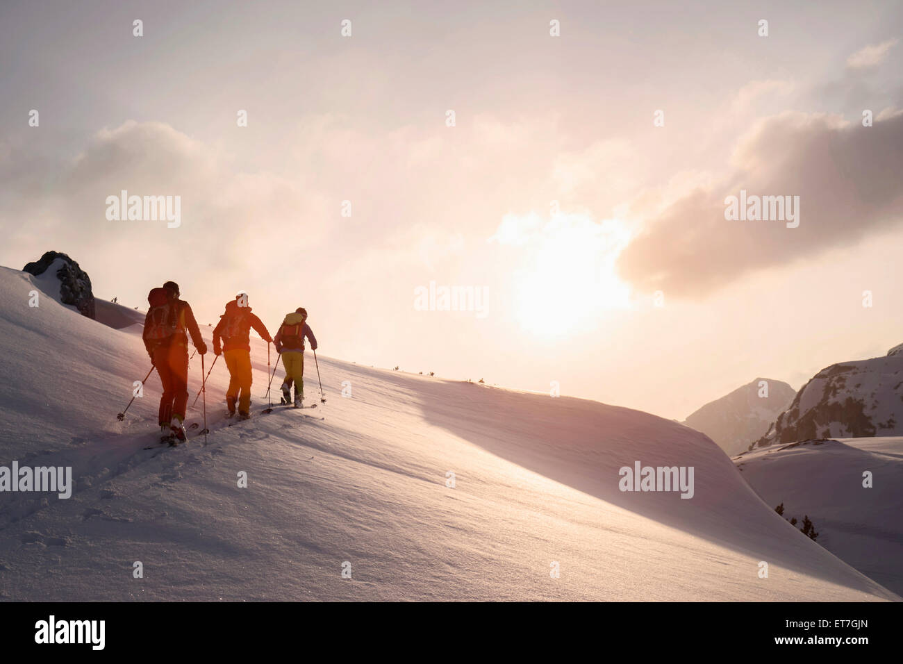 Chi pratica lo sci alpinismo arrampicata sulla montagna innevata, Tirolo, Austria Foto Stock