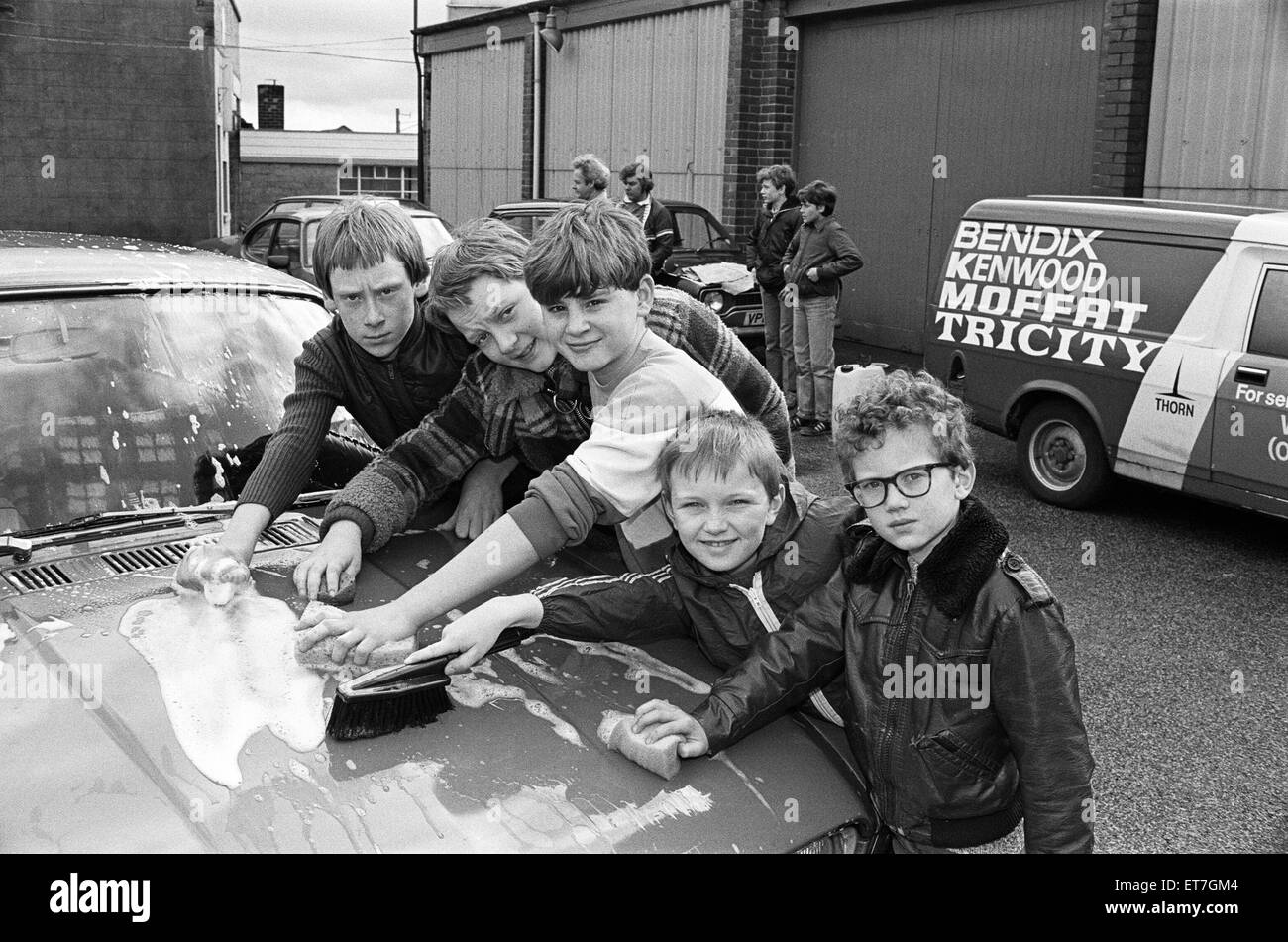 Questi scout da xliii Crosland Moor gruppo sono state occupate lavaggio delle automobili a Ronauto, Blackmoorfoot Road, come loro primo sforzo per Scout settimana di lavoro - Settimana di Pasqua. Lavorando su una schiuma (da sinistra) Brian Lane, Gareth Wilkinson, Ian Todd, Neil Mallinson e Glen Carter. Il gruppo auspica anche che il lavoro non sarà più di sollevare il pagamento in contanti per fondi Scout. In un accordo nazionale fra Unipart e Associazione scout, scout che è stata la maggior parte delle auto per "il ragazzo' può vincere 30 biglietti gratuiti per il Gran Premio di Gran Bretagna. Il 30 marzo 1985. Foto Stock