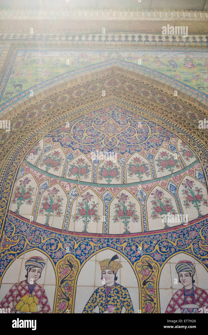 Iran, Shiraz, pittura murale sul lato frontale della casa Qavam nell'Bagh-e Naranjestan garden Foto Stock
