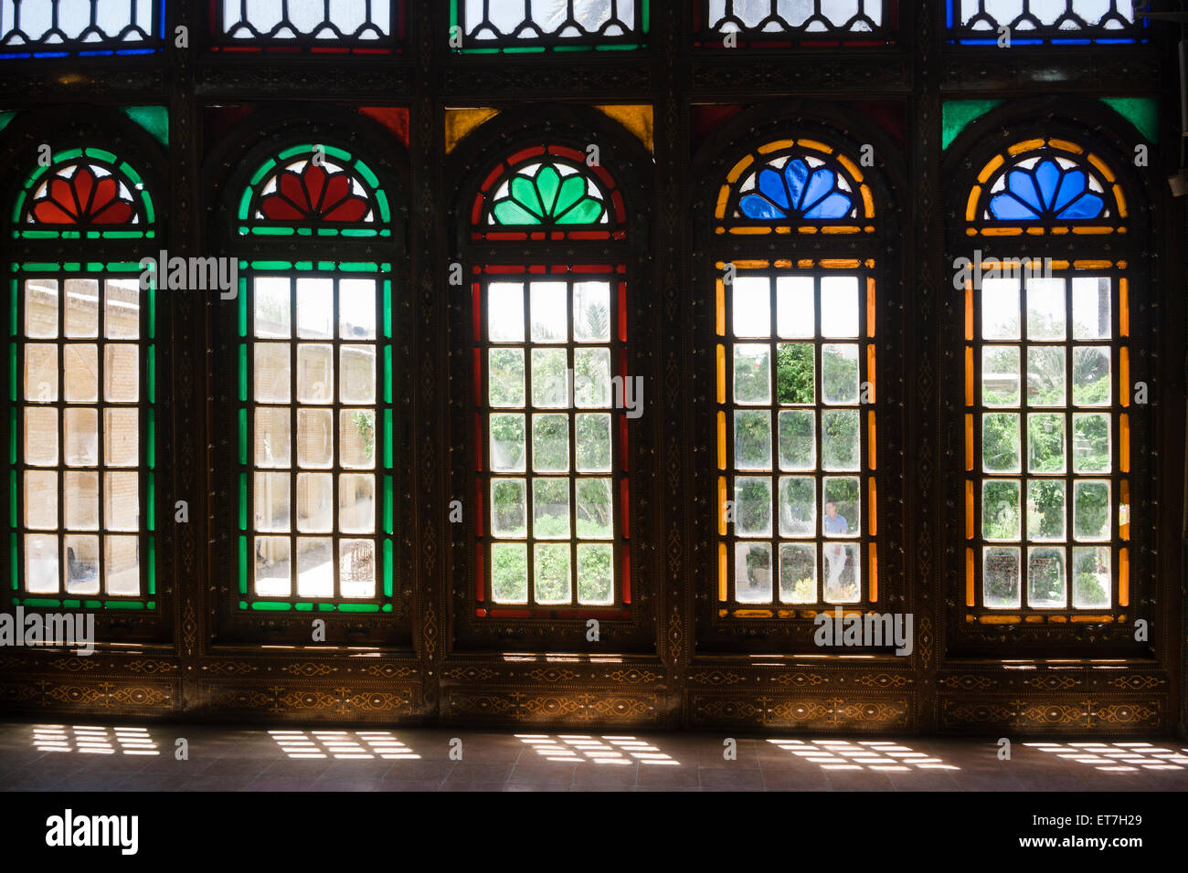 Iran, Shiraz, finestre di vetro colorato a casa Qavam nell'Bagh-e Naranjestan garden Foto Stock