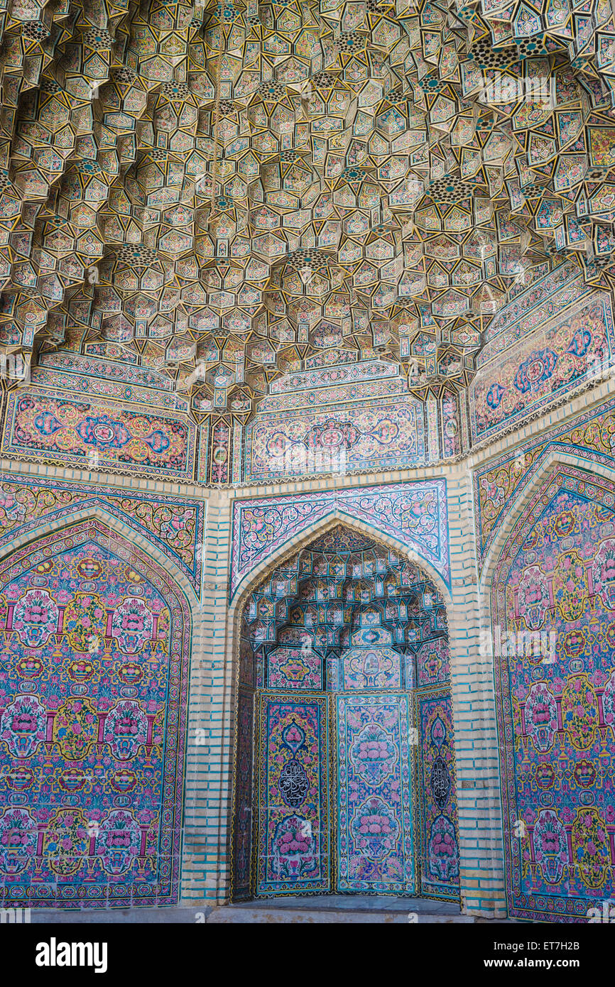 Iran, Shiraz, parte di parete e di soffitto di Nasir al-Mulk Mosque Foto Stock