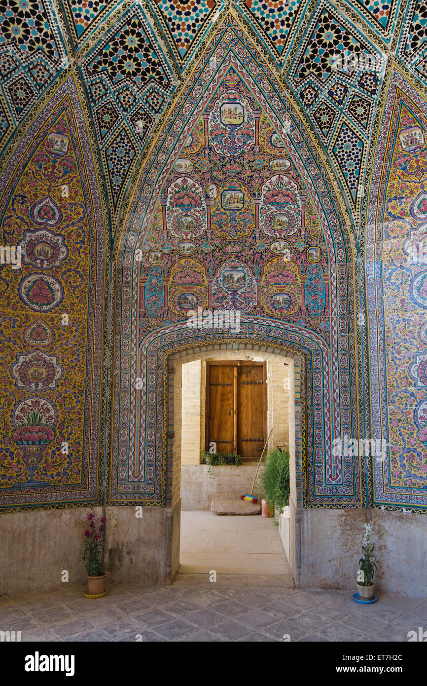 Iran, Shiraz, parete mosaico di Nasir al-Mulk Mosque Foto Stock