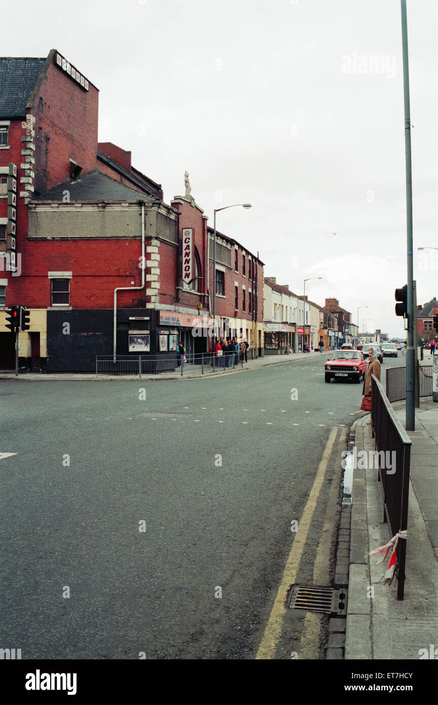 Cannon cinema e negozi lungo il Prince Regent Street, Stockton, grazie per essere demolita, raffigurato il 6 aprile 1993. Foto Stock