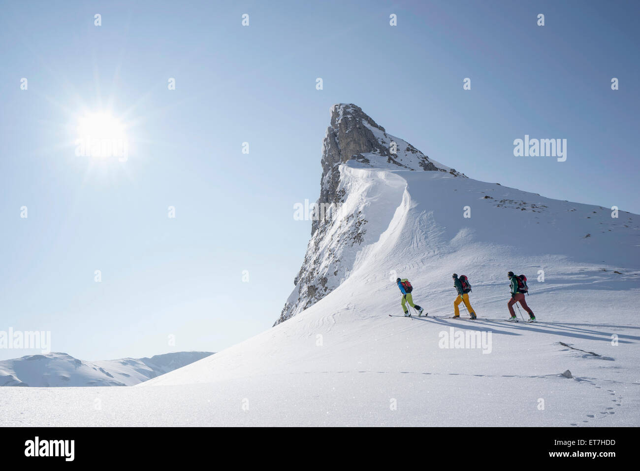 Chi pratica lo sci alpinismo arrampicata sul picco innevato, Tirolo, Austria Foto Stock