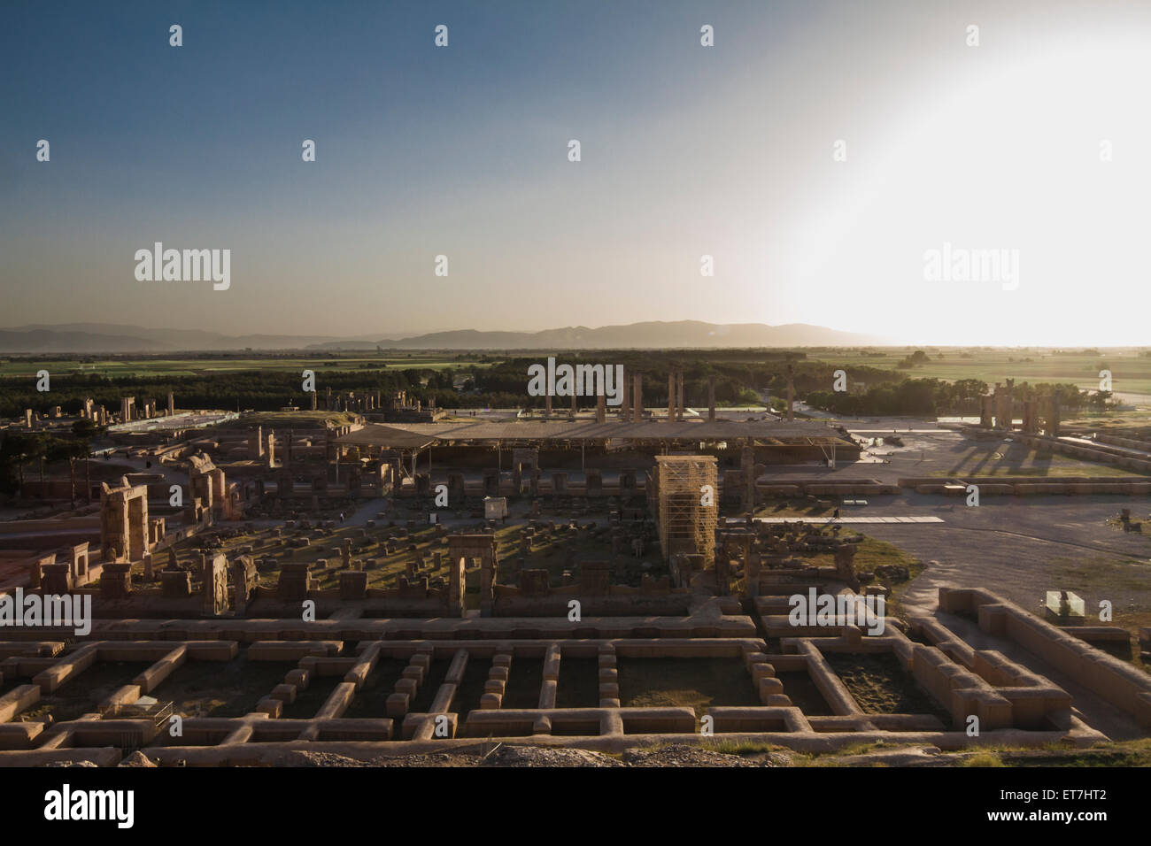 Iran, vista di Persepolis dalla tomba di Artaserse II al tramonto Foto Stock