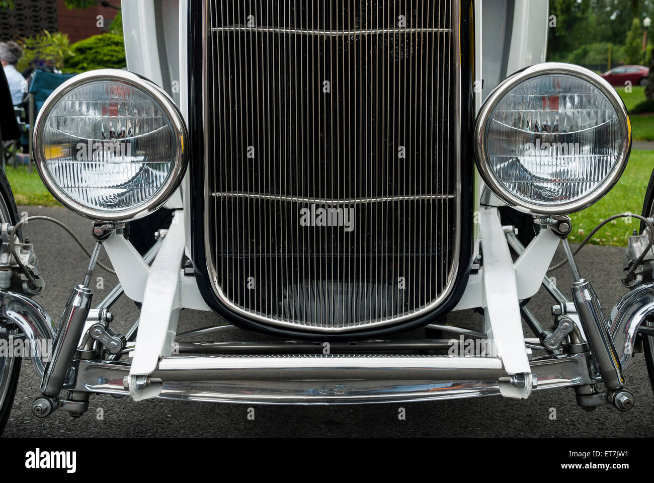 Fari anteriori, griglia e sospensione su un classico bianco hot rod. Foto Stock