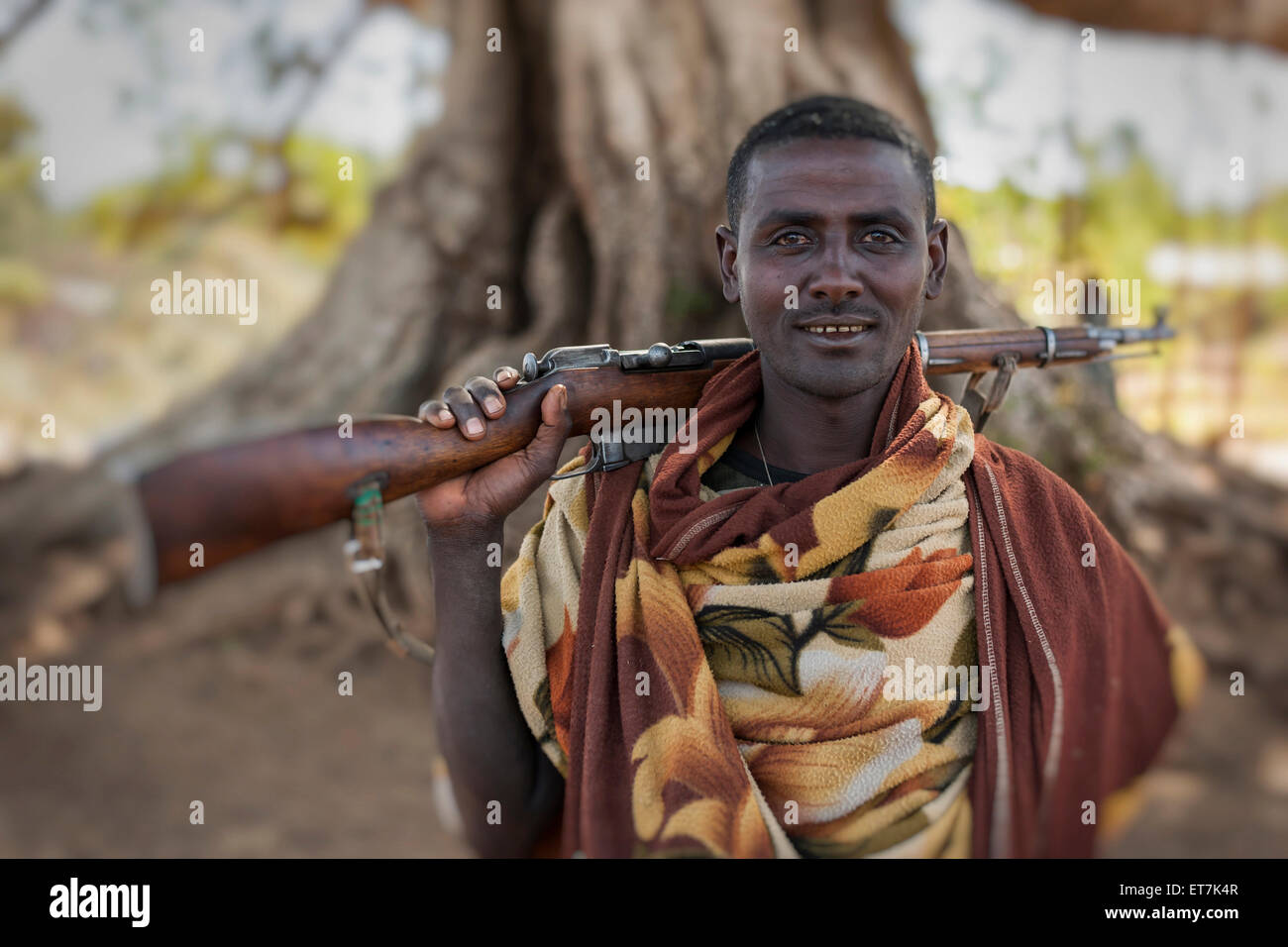 Etiopia, Ritratto di un agricoltore che trasportano una pistola Foto Stock