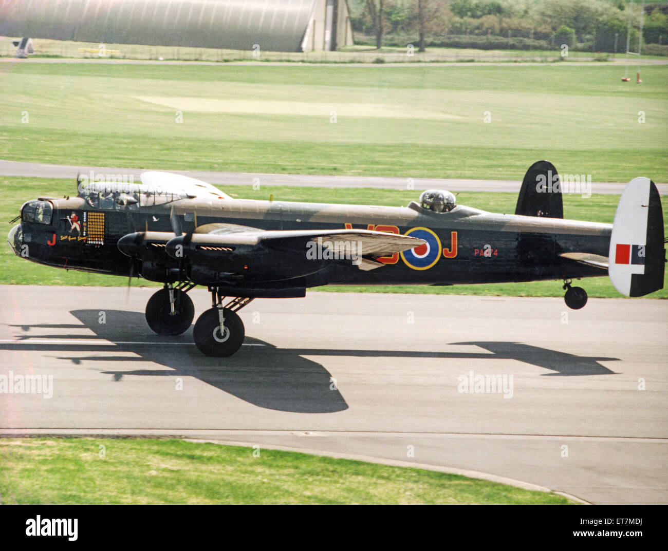Una seconda guerra mondiale Avro Lancaster bombardiere foto lasciando RAF St Athan dopo un riattaccare. Il 15 maggio 1996. Foto Stock