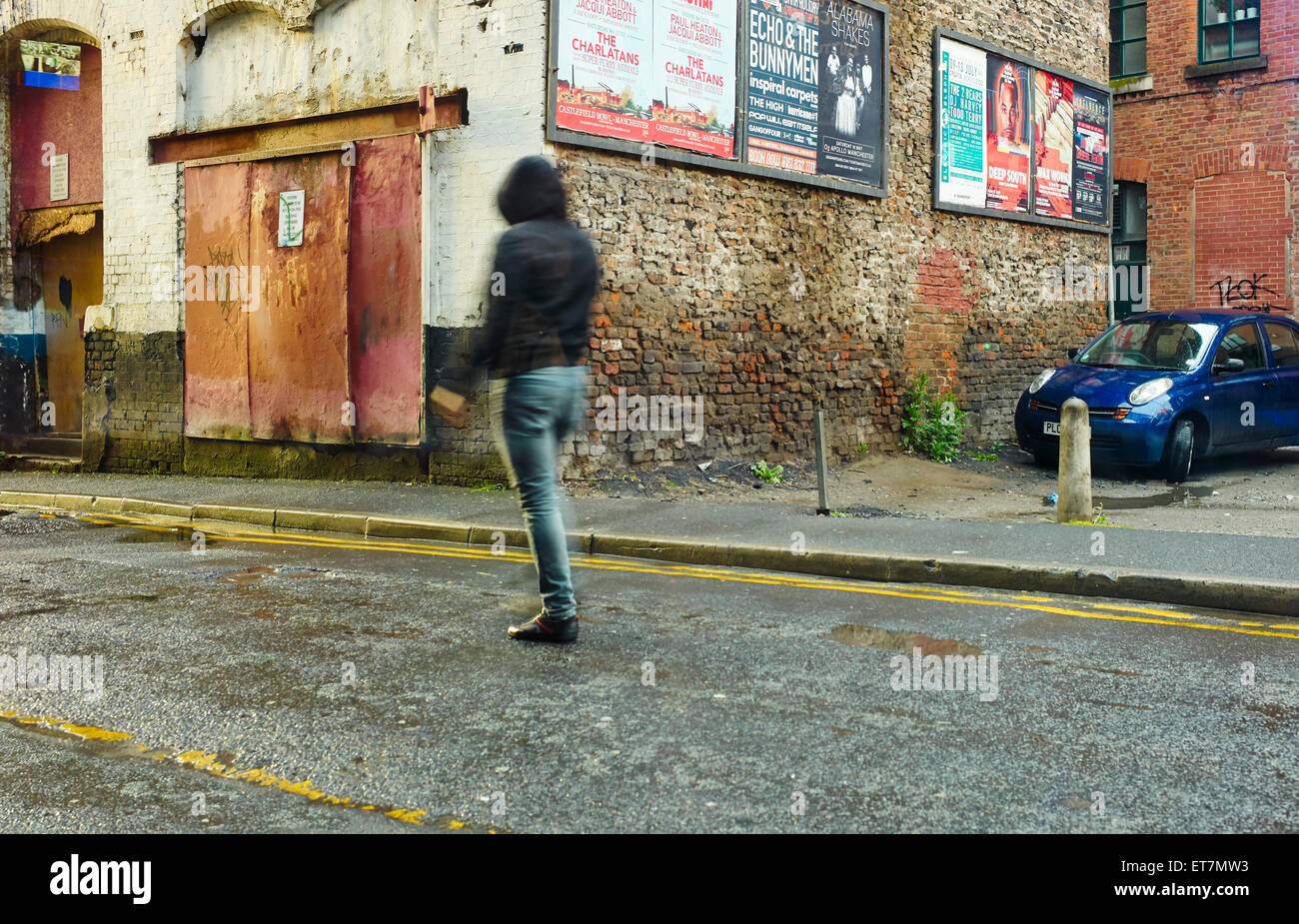 Northern Quarter, Manchester persona che indossa una felpa con cappuccio nella scena di strada Foto Stock