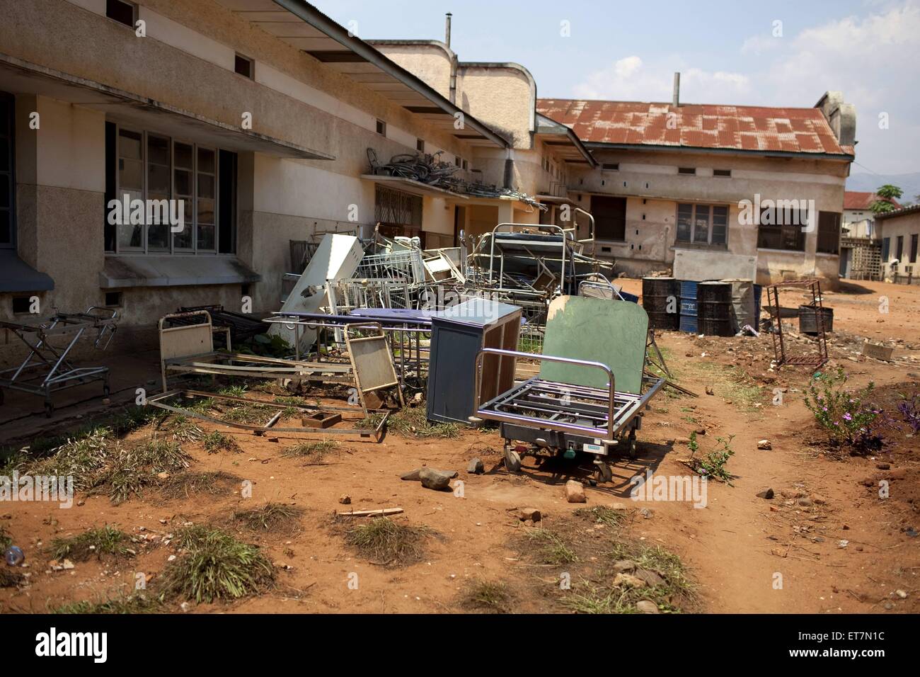 Alte ausrangierte Betten und anderes Inventar liegt im Freien neben einem Krankenhaus, Burundi Bujumbura Mairie, Bujumbura | ol Foto Stock