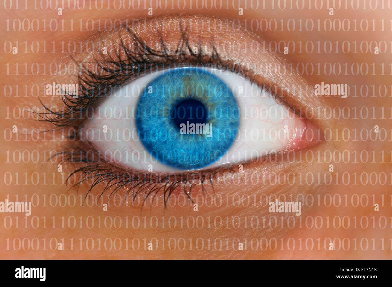Detailaufnahme Auge mit Iris, Zahlenkolonnen als Symbolbild Speicherung personenbezogener Daten | occhio e colonne di cifre, sy Foto Stock