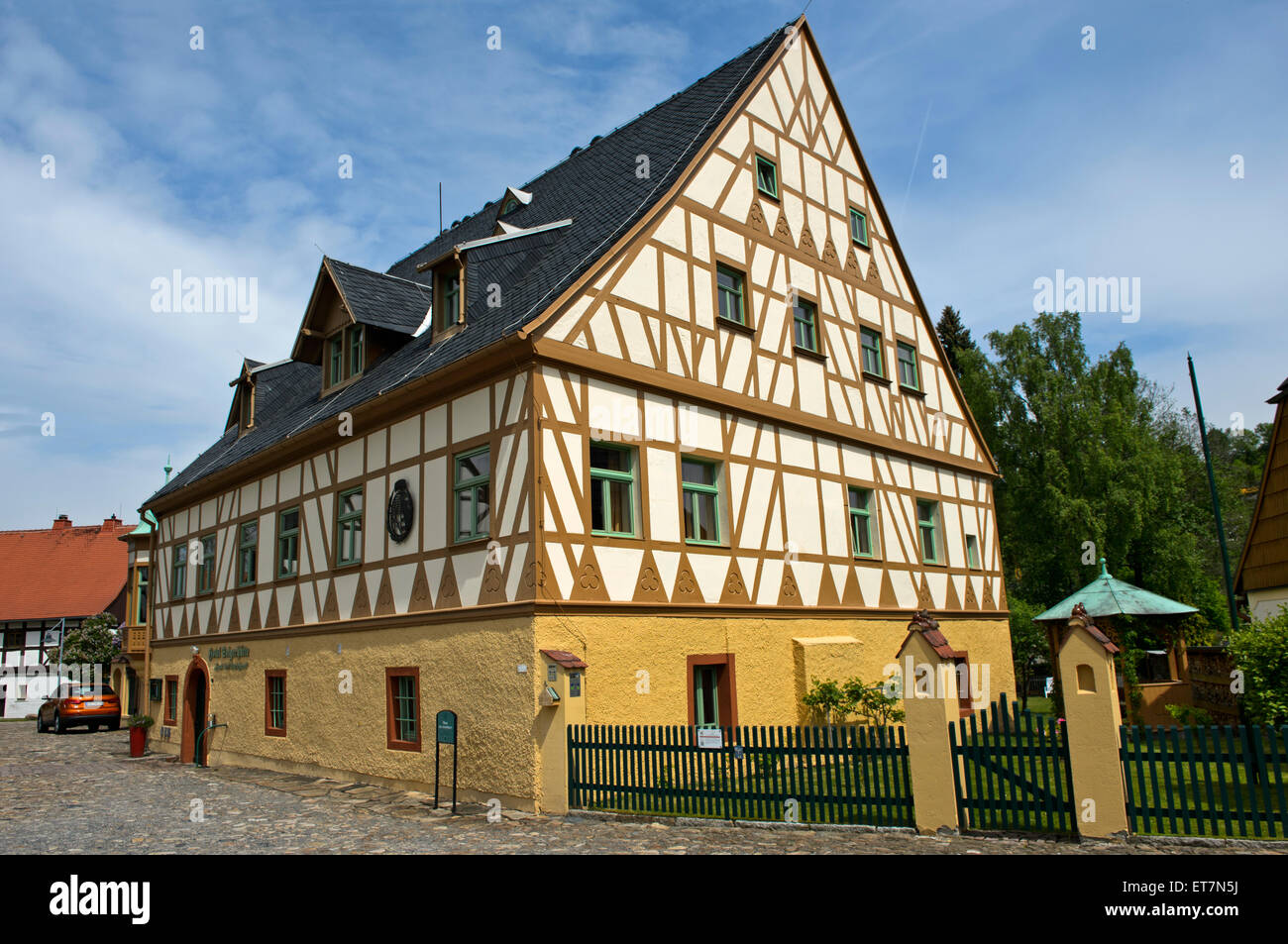 Haus des Anrichters, parte dell'Hotel Saigerhütte, monumento complesso Grünthal Saigerhütte, Olbernhau, il minerale di montagna regione mineraria Foto Stock