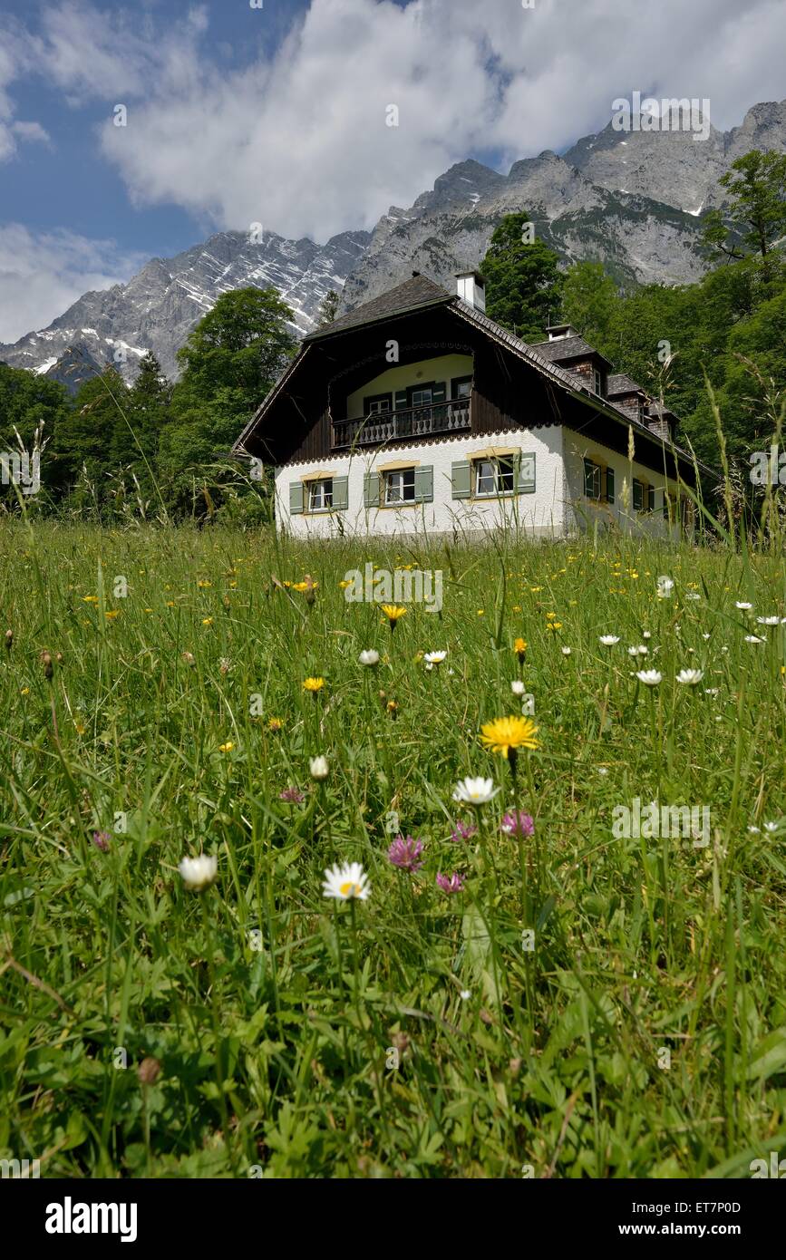 Colonica nella parte anteriore della parete est del Watzmann, St. Bartholomä, Alta Baviera, Baviera, Germania Foto Stock